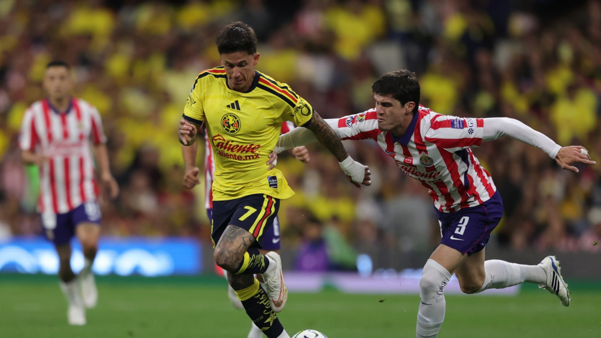 Jugadores de Chivas y América en un partido de Liga MX